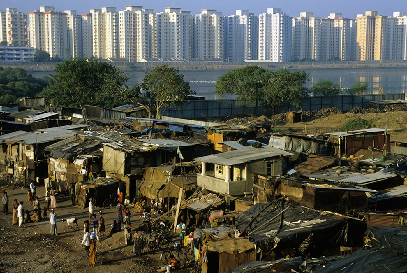 Mumbai slums in front of Cuffe Parade luxury condos :  DAILY LIFE; The Rich, the Poor & the Others : Viviane Moos |  Documentary Photographer
