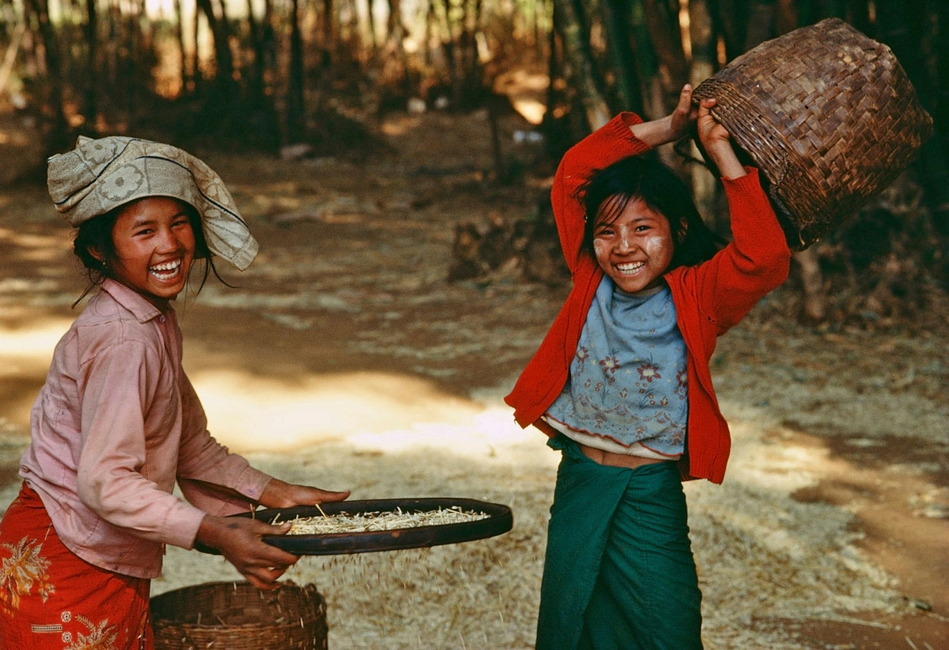 Farm children in Burma :  DAILY LIFE; The Rich, the Poor & the Others : Viviane Moos |  Documentary Photographer