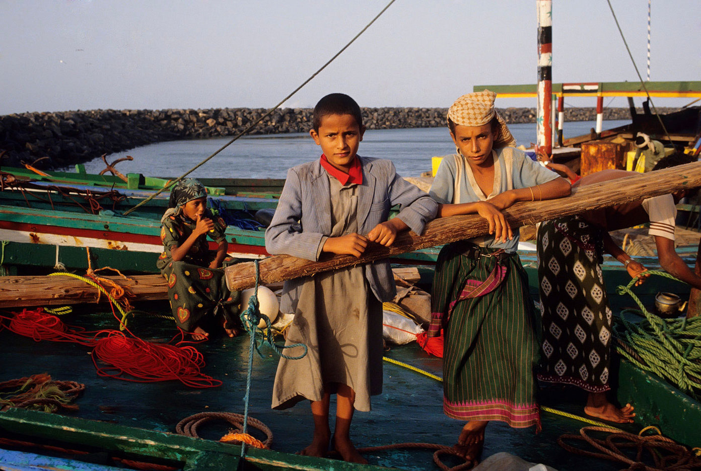 Young fisherboys in Yemen harbor. :  DAILY LIFE; The Rich, the Poor & the Others : Viviane Moos |  Documentary Photographer