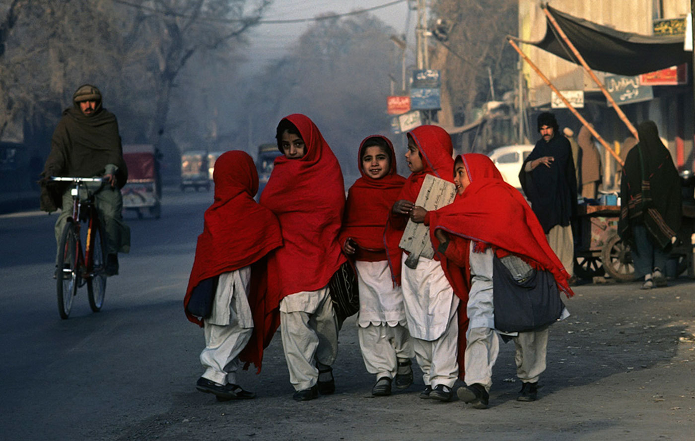 Young school girls on their way to Koranic school. Peshawar, Pakistan. :  DAILY LIFE; The Rich, the Poor & the Others : Viviane Moos |  Documentary Photographer