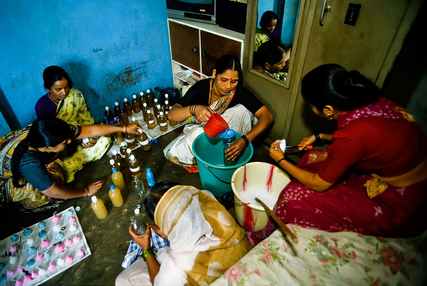 Microbusiness - women's candle-making enterprise in Kerala, India : BUSINESS & INDUSTRY : Viviane Moos |  Documentary Photographer
