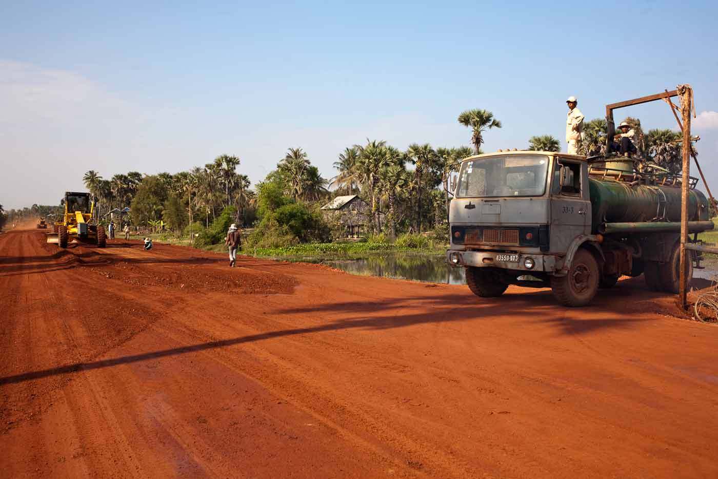 Building new roads in Cambodia : BUSINESS & INDUSTRY : Viviane Moos |  Documentary Photographer