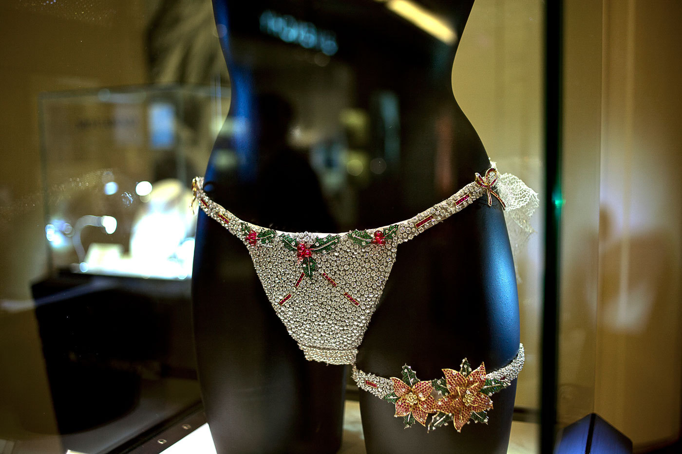 Victoria Secret's $15 million diamond and ruby lingerie :  DAILY LIFE; The Rich, the Poor & the Others : Viviane Moos |  Documentary Photographer