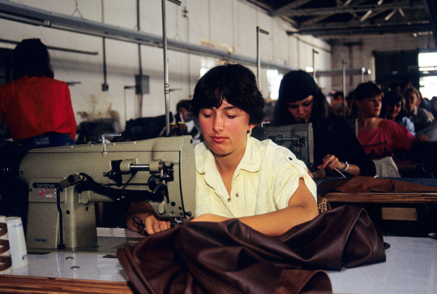 Women sewing clothing in a factory on the Mexico border. : BUSINESS & INDUSTRY : Viviane Moos |  Documentary Photographer
