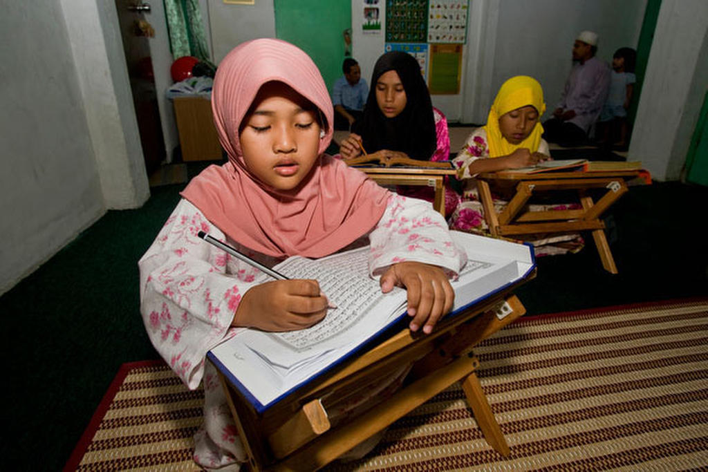 Private lessons, girls learning Arabic so they can read the Koran. KL : RELIGION : Viviane Moos |  Documentary Photographer