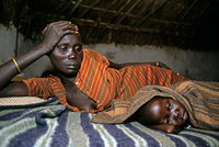 Mother and sick child in a camp for displaced, Southern Sudan - © Viviane Moos