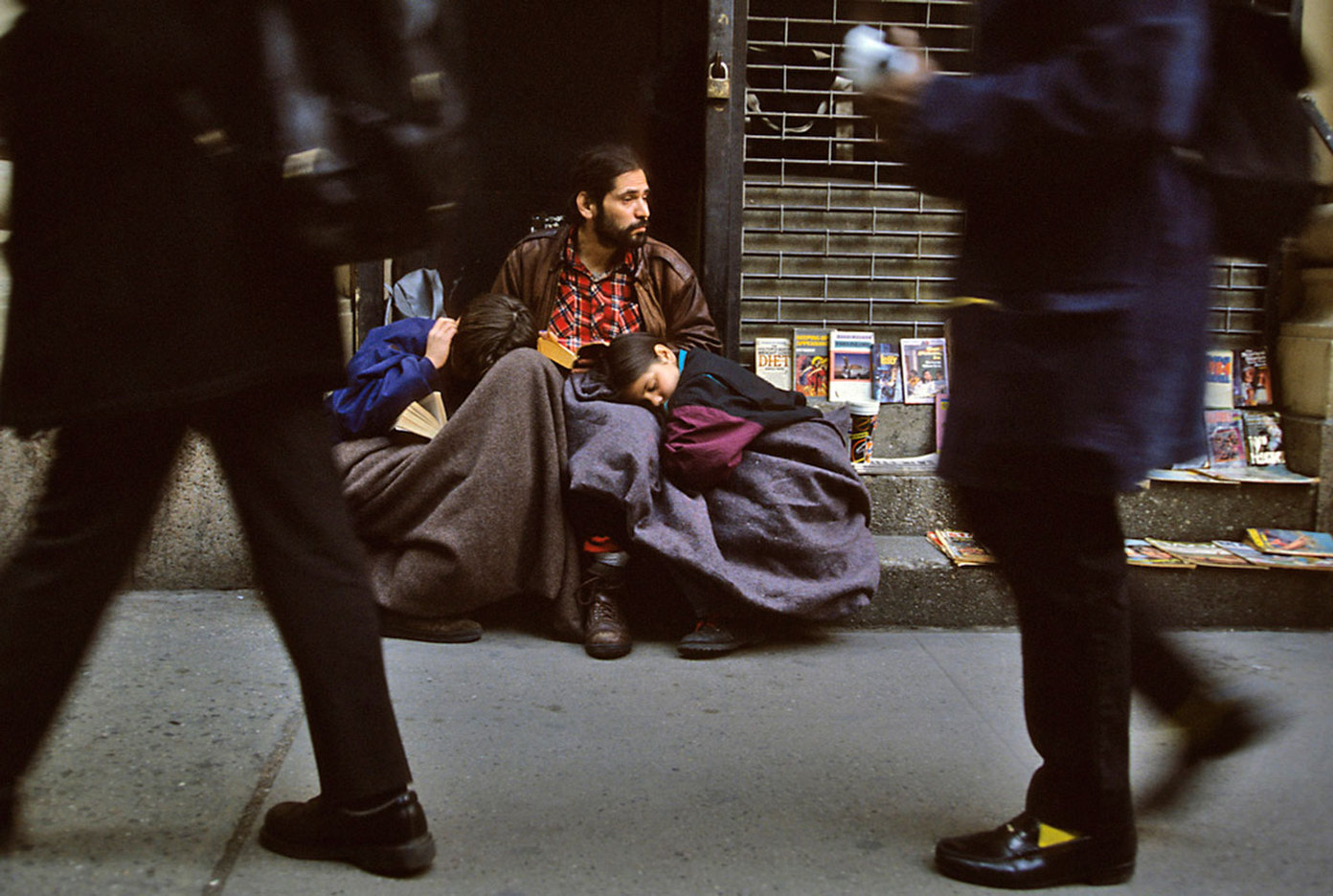 A father and his children on a New York City sidewalk :  DAILY LIFE; The Rich, the Poor & the Others : Viviane Moos |  Documentary Photographer