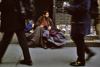 A father and his children on a New York City sidewalk - © Viviane Moos