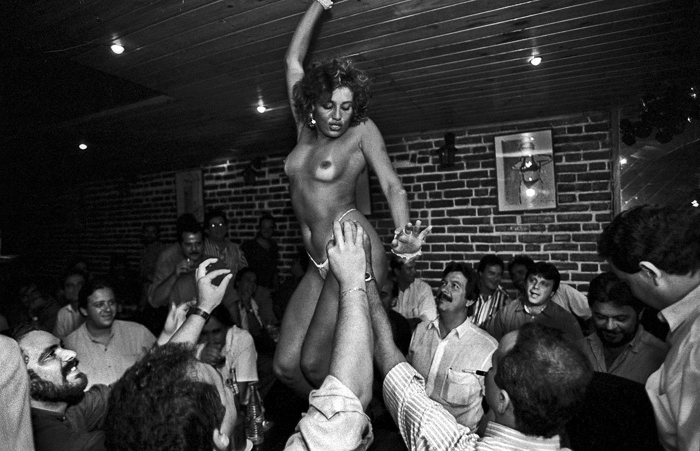 Luci performing at the Zona Franca Club  : FEATURE: The Girls of Recife : Viviane Moos |  Documentary Photographer