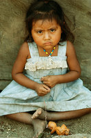 Refugee child with her toy duck - © Viviane Moos
