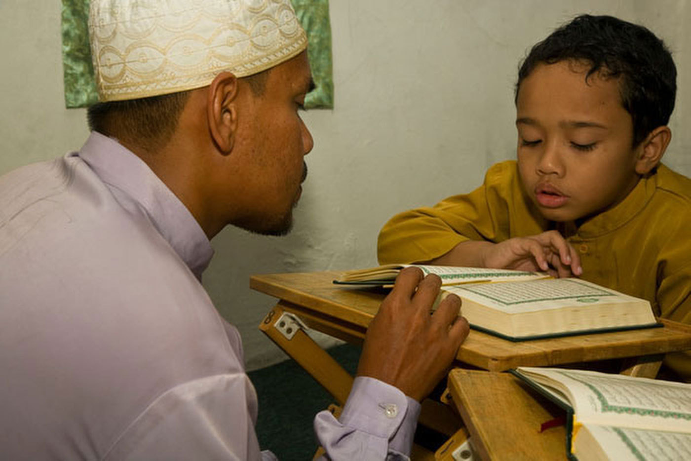 Private lessons learning to read the Koran, Malaysia : RELIGION : Viviane Moos |  Documentary Photographer