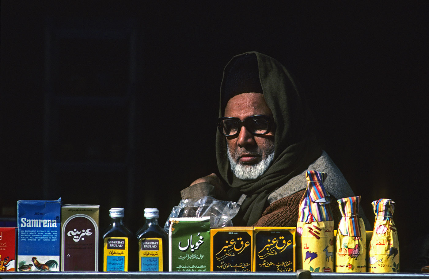 Local healer in Peshawar, Pakistan : PORTRAITS : Viviane Moos |  Documentary Photographer