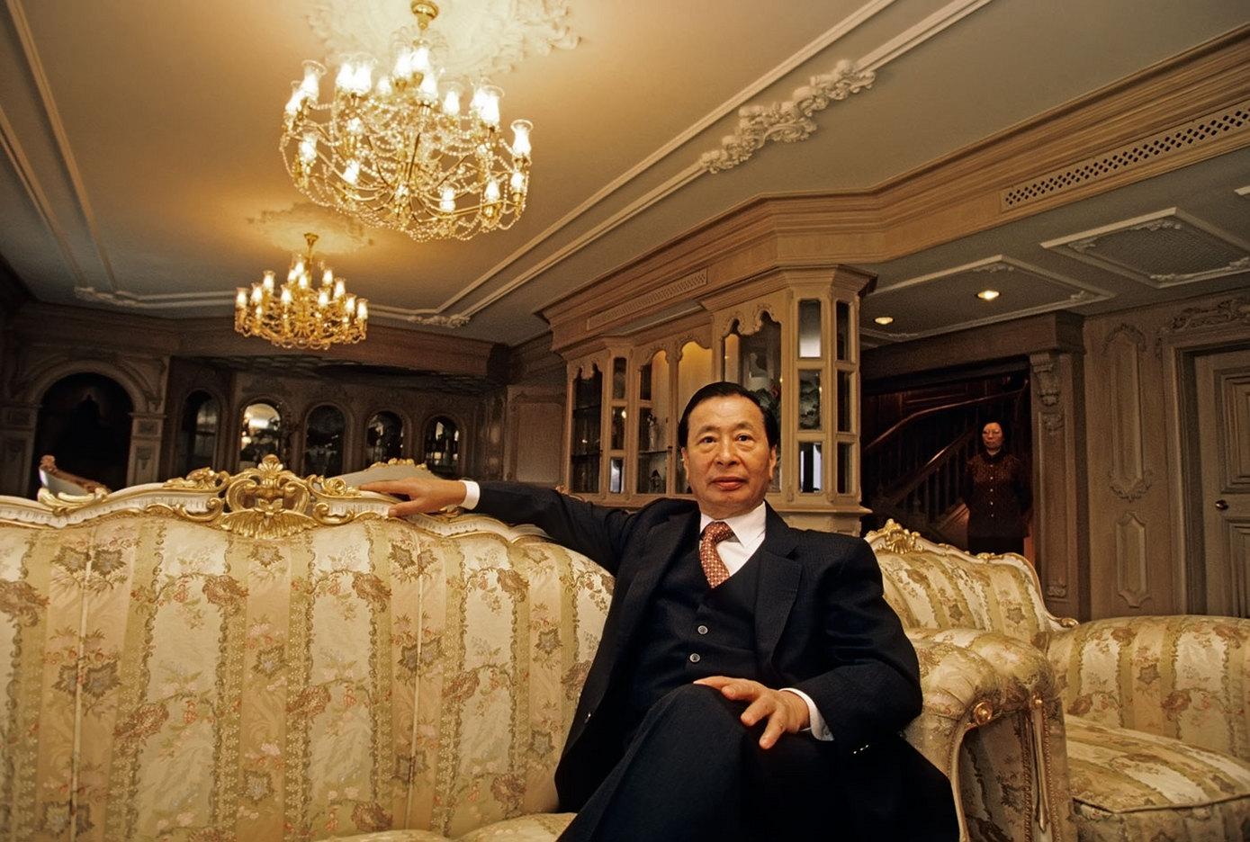 Lee Shao Kee, HK Billionaire with his amah in the background. : PORTRAITS : Viviane Moos |  Documentary Photographer