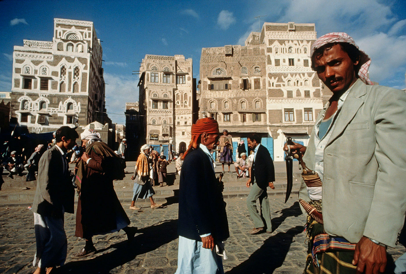 A dagger-seller in the Sanaa's main square. Yemen :  DAILY LIFE; The Rich, the Poor & the Others : Viviane Moos |  Documentary Photographer