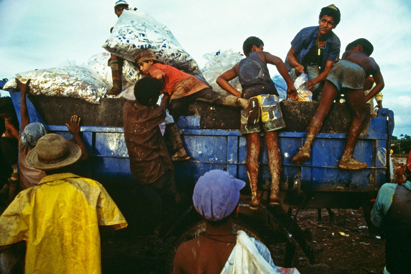 Picking through the city garbage, Brazil :  DAILY LIFE; The Rich, the Poor & the Others : Viviane Moos |  Documentary Photographer