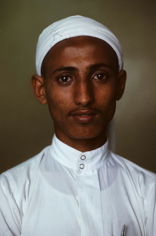 Company tea server, Yemen : PORTRAITS : Viviane Moos |  Documentary Photographer