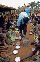 Emergency feeding in camps in Southern Sudan - © Viviane Moos