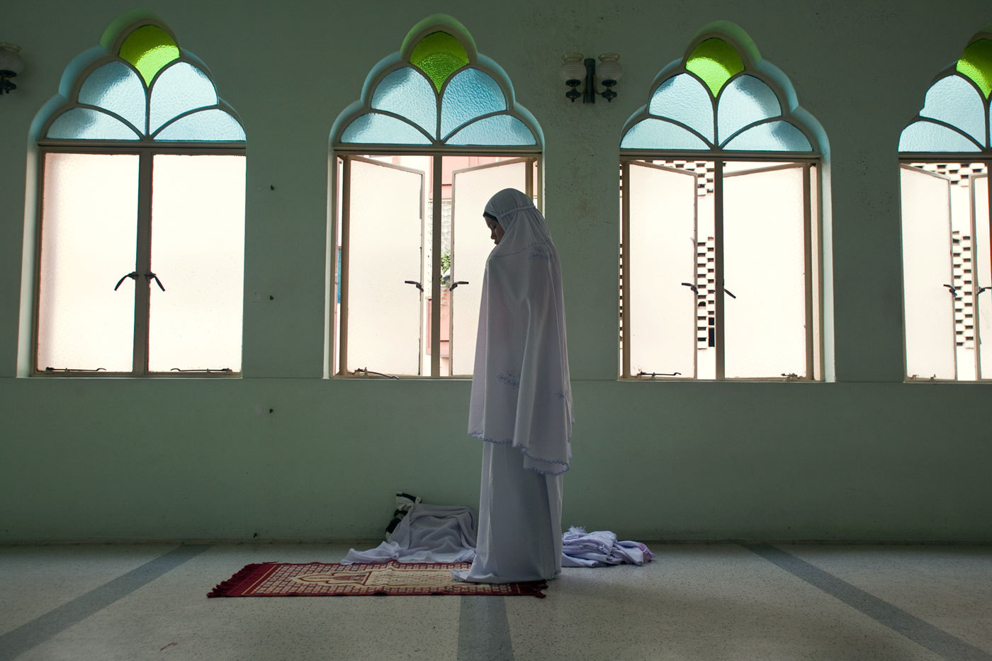 Prayers in a mosque, Kuala Lumpur, Malaysia : RELIGION : Viviane Moos |  Documentary Photographer