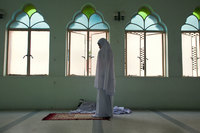 Prayers in a mosque, Kuala Lumpur, Malaysia - © Viviane Moos