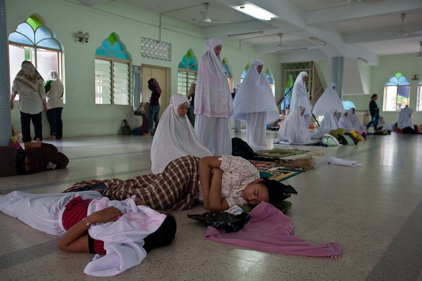 Women praying in a mosque, Kuala Lumpur, Malaysia : RELIGION : Viviane Moos |  Documentary Photographer