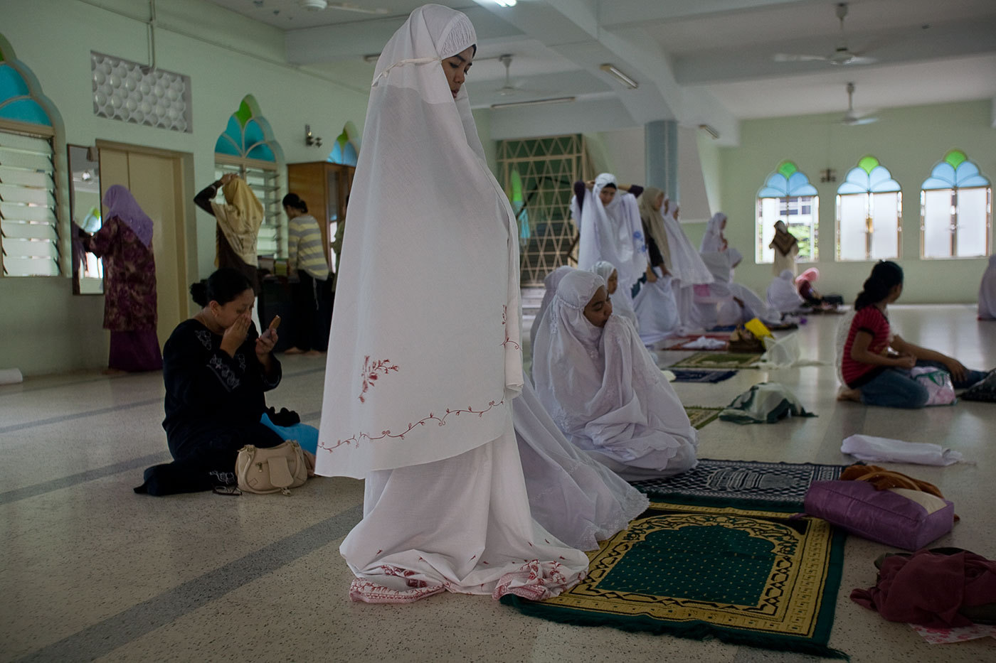 Women praying in a mosque, Kuala Lumpur, Malaysia : RELIGION : Viviane Moos |  Documentary Photographer