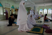 Women praying in a mosque, Kuala Lumpur, Malaysia - © Viviane Moos