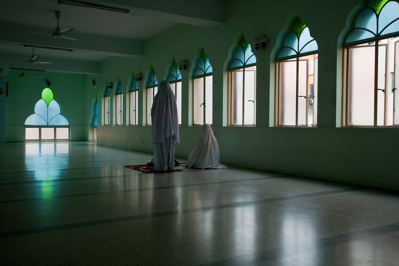 Prayers in a mosque, Kuala Lumpur, Malaysia : RELIGION : Viviane Moos |  Documentary Photographer