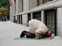 praying on the sidewalk in New York City - © Viviane Moos