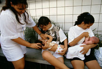 Teaching new mothers correct breast-feeding techniques, Brazil - © Viviane Moos