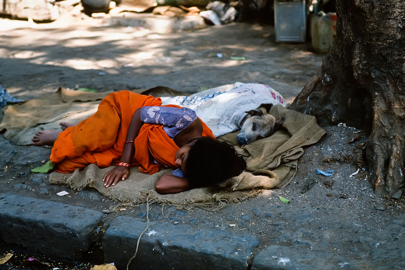 A side-walk in Mumbai :  DAILY LIFE; The Rich, the Poor & the Others : Viviane Moos |  Documentary Photographer