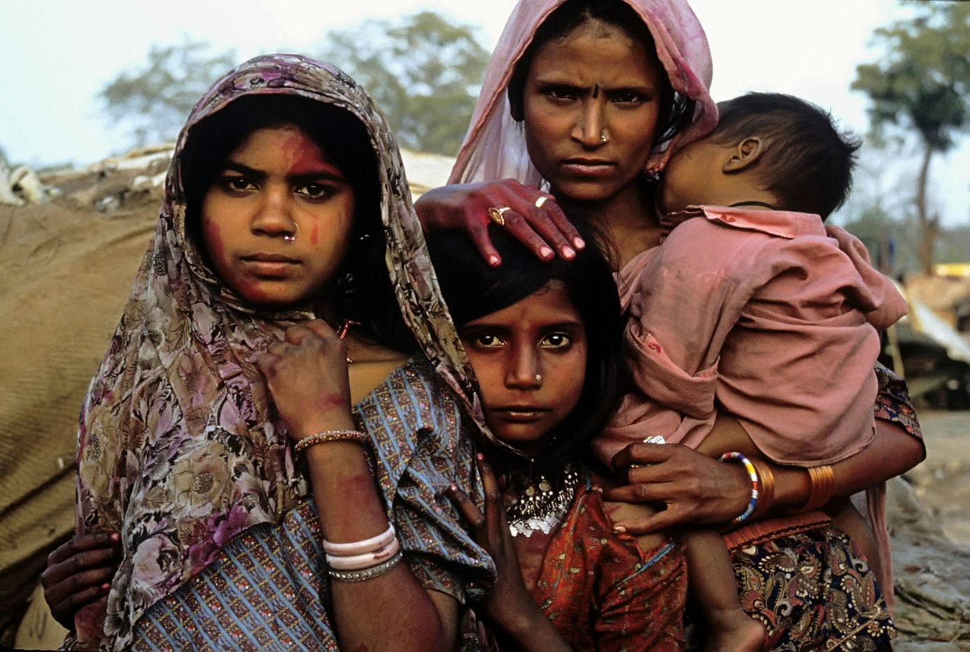 Mother and her daughters in Rajasthan, India.  : PORTRAITS : Viviane Moos |  Documentary Photographer
