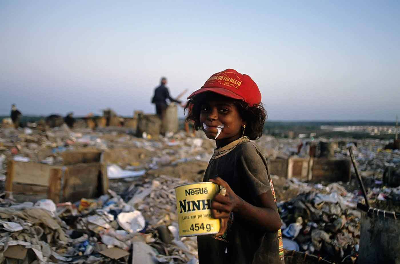 Happiness is finding milk, even in the garbage dump :  DAILY LIFE; The Rich, the Poor & the Others : Viviane Moos |  Documentary Photographer