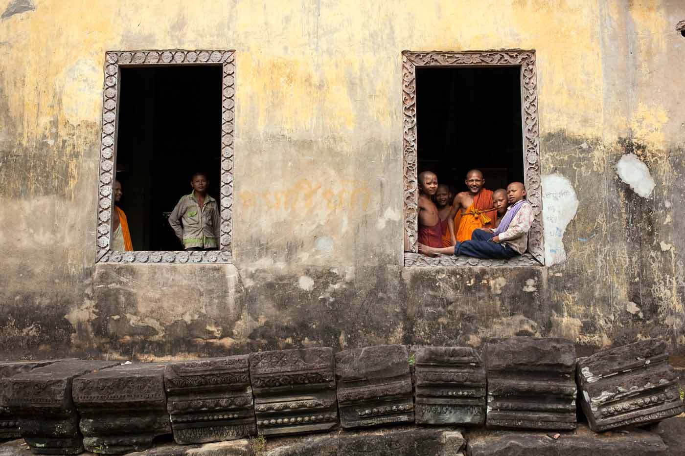 Young Cambodian monks in an Angkor Wat temple  :  DAILY LIFE; The Rich, the Poor & the Others : Viviane Moos |  Documentary Photographer