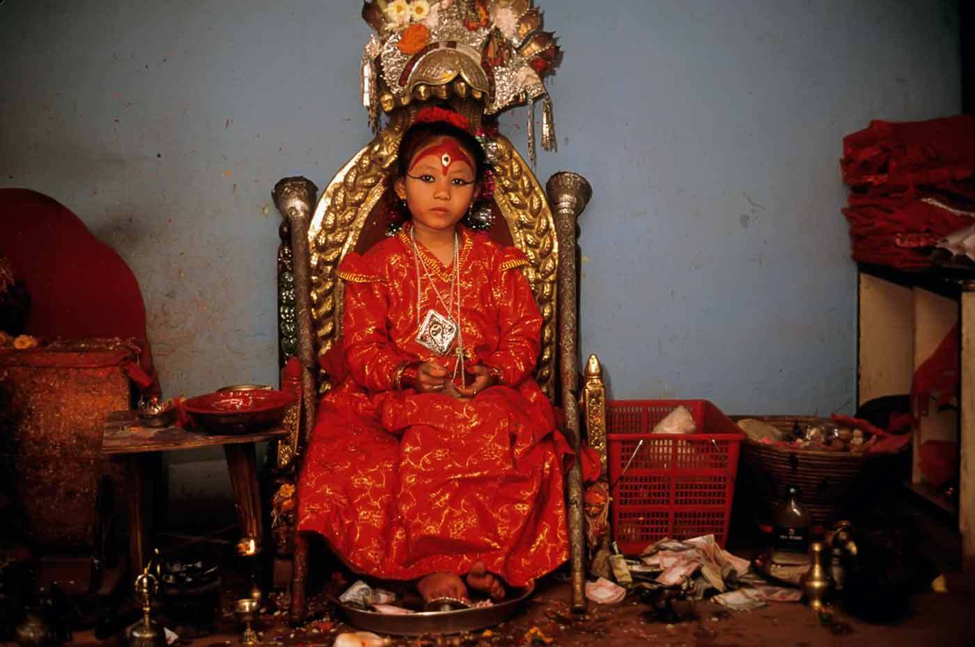 A child Goddess in Nepal : PORTRAITS : Viviane Moos |  Documentary Photographer