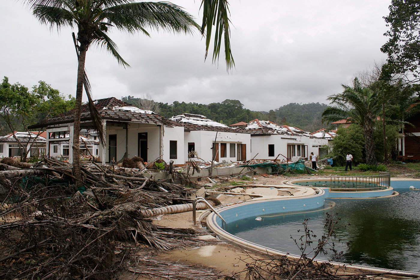 Thai tsunami that ripped apart the tourist-packed Khao Lak beach resorts in southern Thailand  : CRISIS : Viviane Moos |  Documentary Photographer