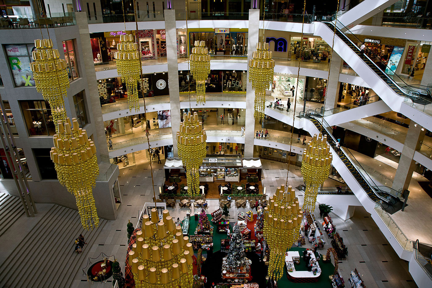 The Pavilion mall in KL :  DAILY LIFE; The Rich, the Poor & the Others : Viviane Moos |  Documentary Photographer