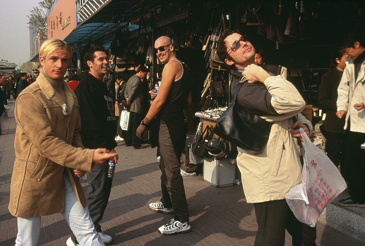 Shopping in Beijing's fake markets :  DAILY LIFE; The Rich, the Poor & the Others : Viviane Moos |  Documentary Photographer