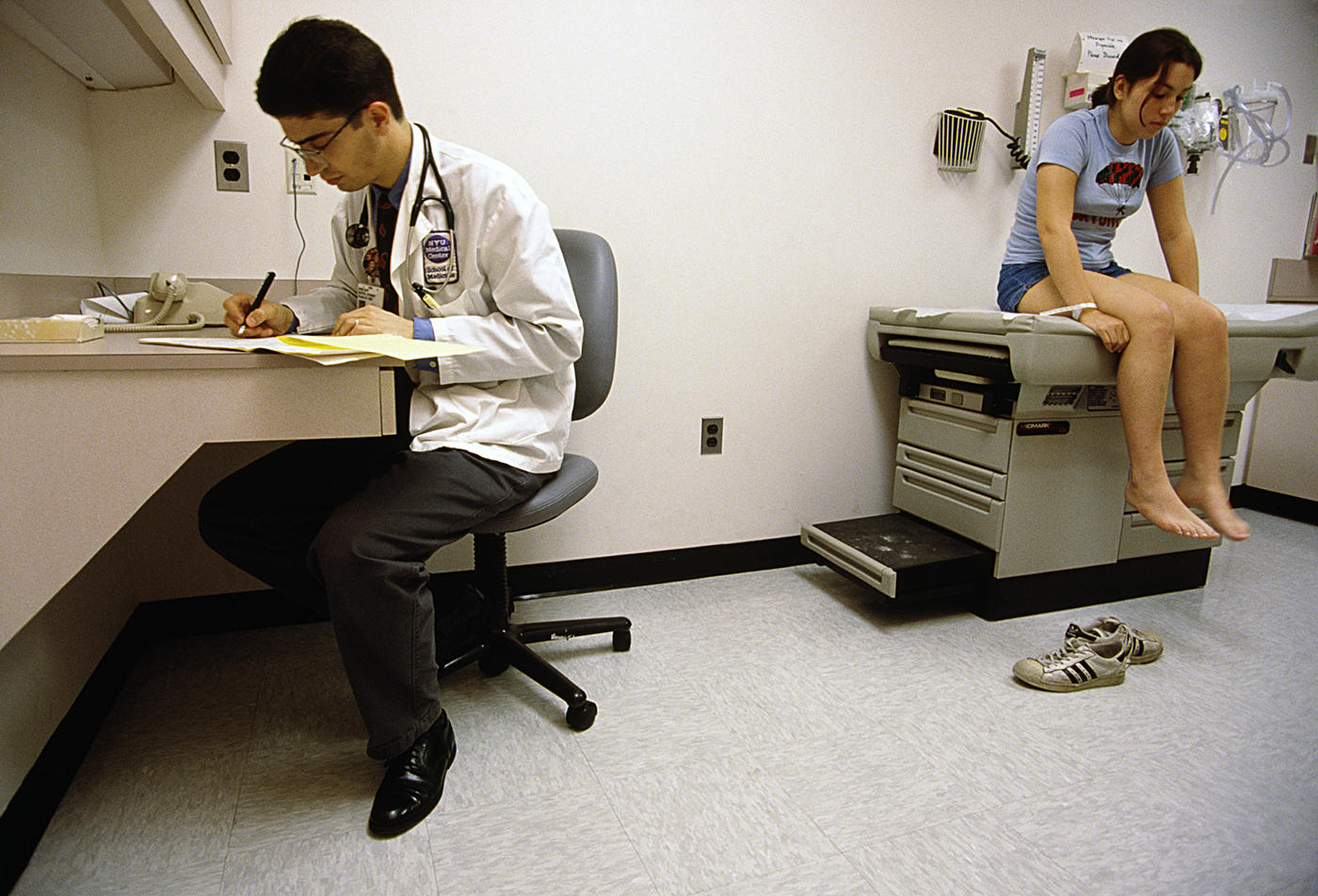 Pediatrician Dr. Ofer Levy with a young patient at Bellevue hospital.  : HEALTHCARE & MEDICAL : Viviane Moos |  Documentary Photographer