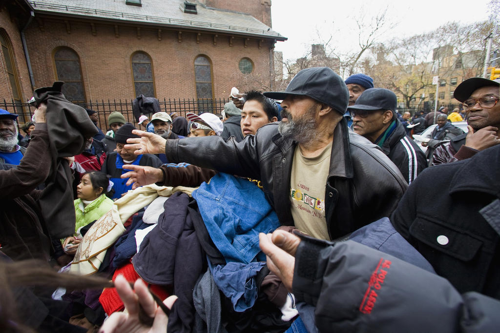 Tsafas family giving out free clothes from donations including prized business attire from the Nasdaq. New York :  DAILY LIFE; The Rich, the Poor & the Others : Viviane Moos |  Documentary Photographer